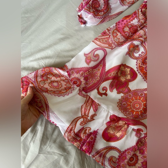 Express Off the Shoulder Paisley Print Dress - Picture 4 of 11